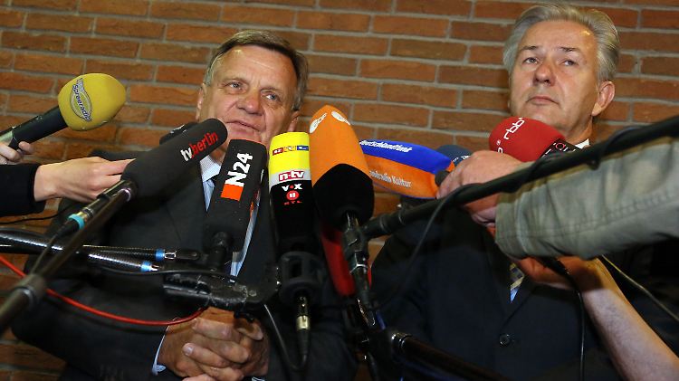 Flughafenchef Mehdorn (l) und Aufsichtsratschef Wowereit (r) müssen sich vielen Mikrofonen und noch mehr Fragen stellen. 
