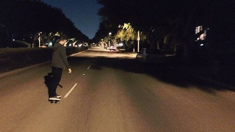 Brooklyn Beckham skatet ganz cool durch die nächtlichen Straßen von Los Angeles.