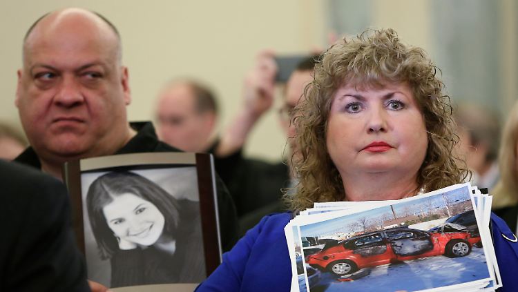 Ihre Tochter starb in einem Chevrolet Cobalt: Mary Theresa Ruddy (r.) und ihr Mann Leo bei einer Anhörung in Washington (Archivbild).