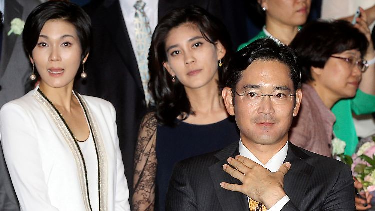 Den Töchtern Lee Boo-jin (l), Lee Seo-Hyun (m) und Sohn Jay Lee (r) soll mit dem Börsengang Geld zur Firmenübernahme zufließen.