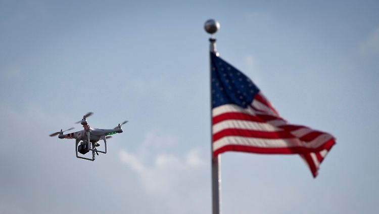 Wozu noch Pilot und Kameramann in den Himmel schicken? Brandaktuelle Luftaufnahmen könnten in den USA bald schon kommerzielle Drohnen liefern.