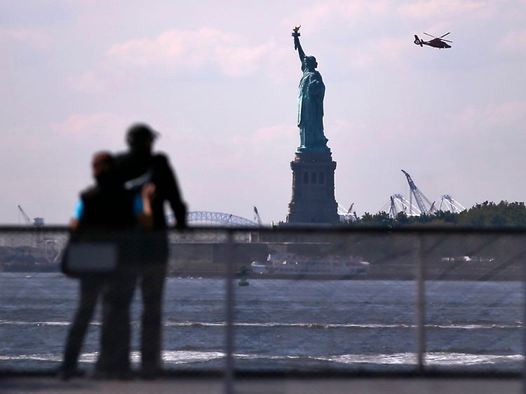 Bislang noch ein gewohntes Bild über US-Großstädten: Am Himmel kreisende Hubschrauber versorgen Polizei, Touristen und Medien mit Eindrücken aus der Luft.