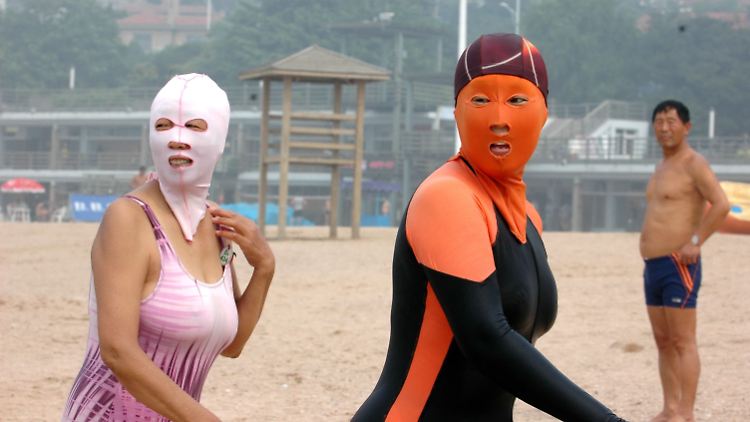 Blässe als Schönheitsideal: Diese Schwimmerinnen in China tragen sogar Gesichtsmasken, um möglichst blass zu bleiben.