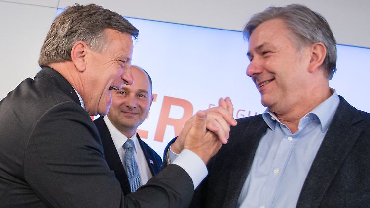 Nicht Technikpannen, sondern Flughafenchef Hartmut Mehdorn (l.) und Chefaufseher Klaus Wowereit sind Schuld am BER-Desaster.