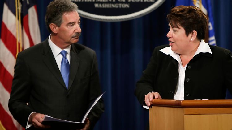 Leslie Caldwell, Chefin der Kriminalabteilung des US-Justizministeriums, informiert die Presse über den Ermittlererfolg.