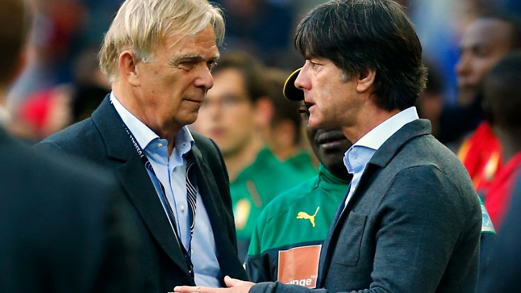 Wiedersehen beim Freundschaftsspiel in Mönchengladbach: Volker Finke und Joachim Löw.