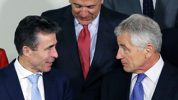 Nato-Generalsekretär Rasmussen (l.) und US-Verteidigungsminister Hagel (r.) beim Treffen in Brüssel - im Hintergrund der griechische Verteidigungsminister Avramopoulos.