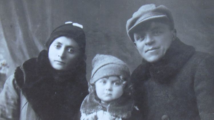 Das einzige Foto aus ihrer Kindheit: Assia im Jahr 1936 mit ihren Eltern Esther und Grigorij Klurfeld.