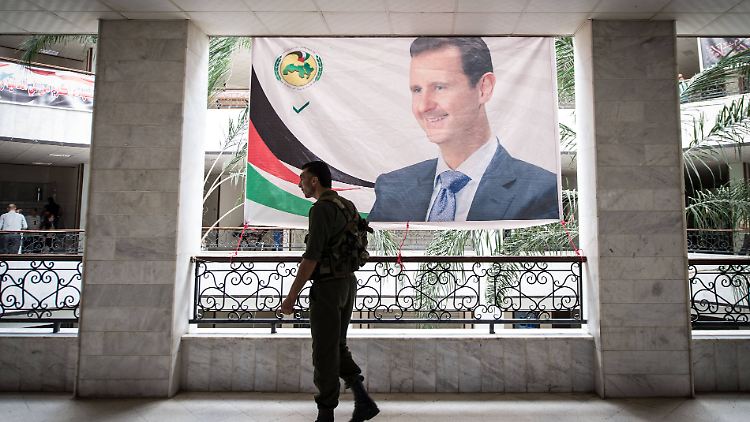 Riesiges Assad-Porträt vor einem Wahllokal in Homs.