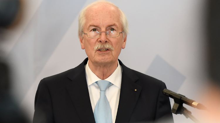 Nachdem Harald Range offenbar doch gegen den NSA ermitteln will, steht der Verdacht im Raum, er könne unter Druck gesetzt worden sein.
