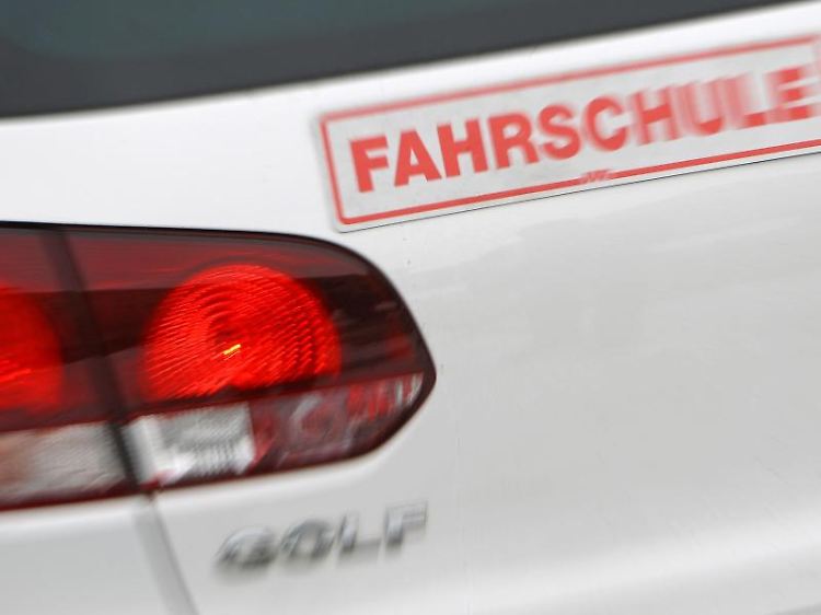 Dieser Unterschied macht sich im Portemonnaie klar bemerkbar: Je nachdem, wo man den Führerschein macht, kostet er Hunderte Euro mehr oder weniger.