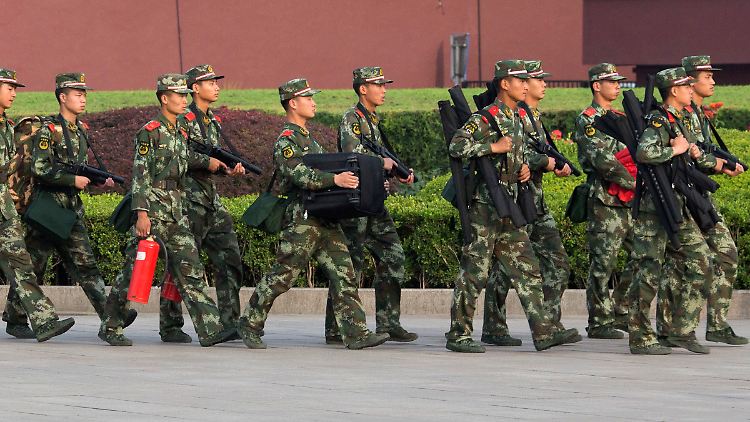 Ein Großaufgebot von Polizei und Armee soll neue Proteste auf dem Tiananmen verhindern.