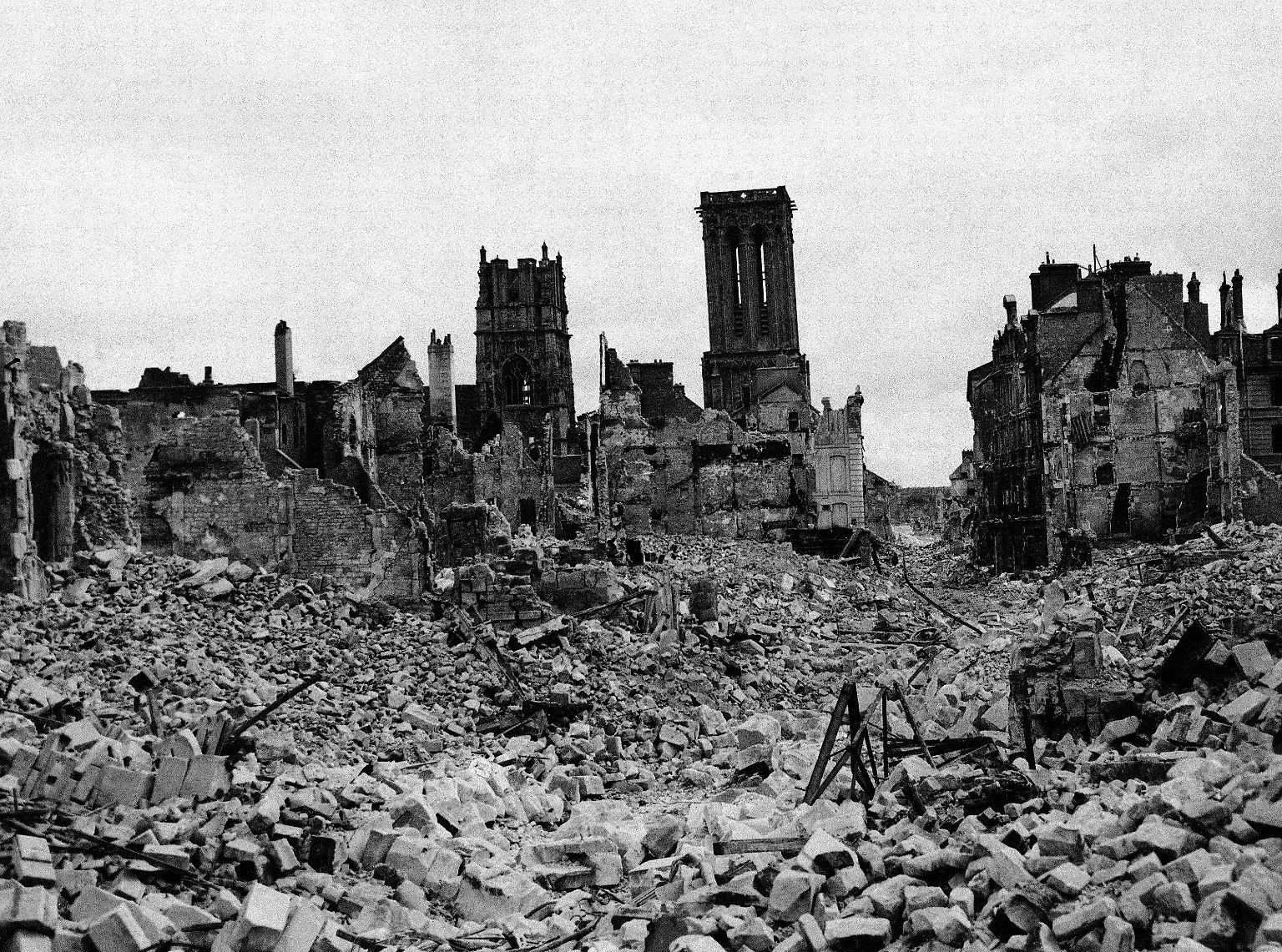 Ende April 1945 ist der Zweite Weltkrieg in Europa fast beendet. Der Kontinent liegt in Trümmern.