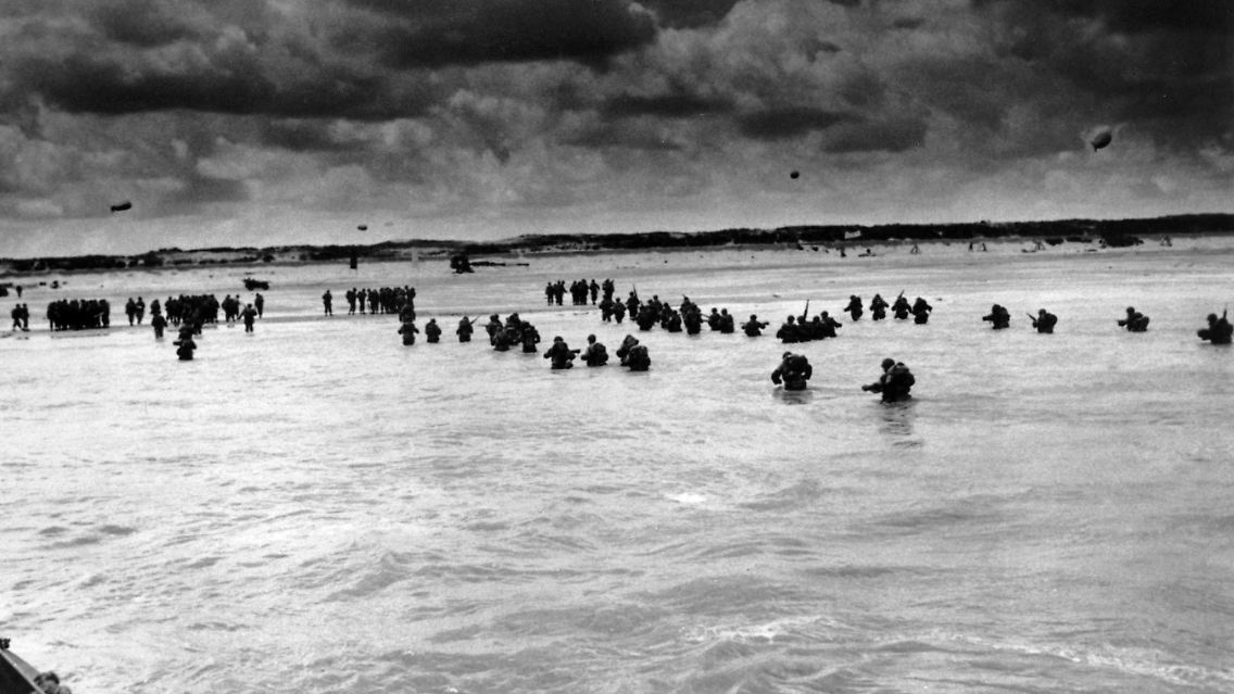 Einen Tag später, es ist eine windige und kalte Nacht, beginnt die Operation "Overlord, die Invasion der alliierten Truppen in der Normandie.