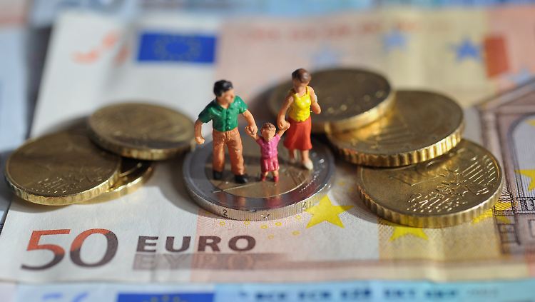 Eltern, die in Teilzeit arbeiten, erhalten zukünftig bis zu 28 Monate das halbe Normal-Elterngeld - ohne Abstriche.