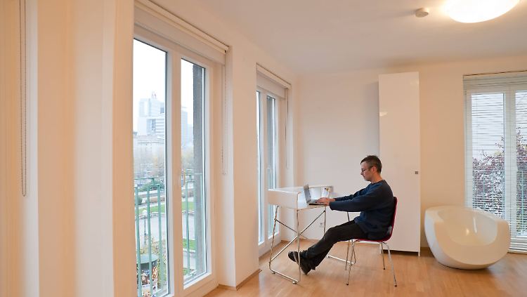 Das Finanzamt akzeptiert das häusliche Arbeitszimmer nur, wenn die Firma keine ausreichenden Arbeitsmöglichkeiten stellt.