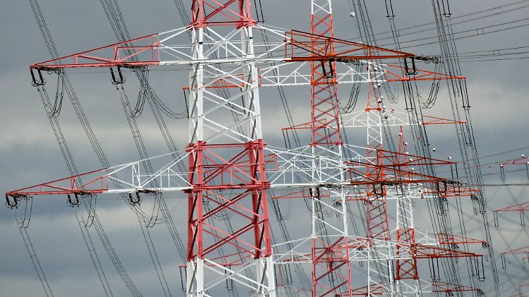Die Versorger werden wegen der niedrigen Strompreise die nötigen Investitionen in neue Kraftwerke kaum stemmen können, fürchtet die IEA.