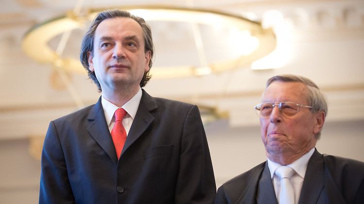 Ex-Vorstandschef Dirk Jens Nonnenmacher (l) und sein Anwalt Heinz Wagner stehen vor dem Landgericht Hamburg.