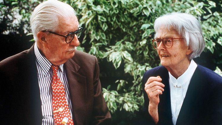 Für Donaldisten das Maß aller Dinge: US-Zeichner Carl Barks (1901-2000) und seine deutsche Übersetzerin Erika Fuchs (1906-2005), hier 1994.