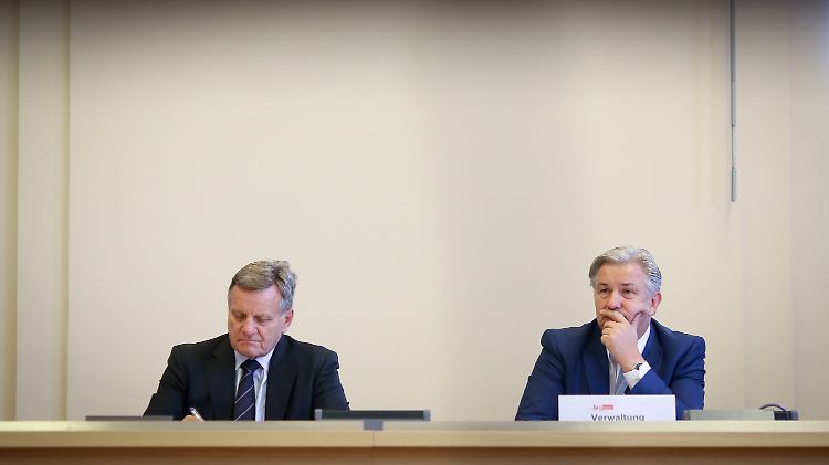 BER-Geschäftsführer Mehdorn (l) und Berlins Regierender Bürgermeister Klaus Wowereit (SPD) beantworten in der Sitzung des Hauptausschusses des Berliner Abgeordnetenhauses Fragen.