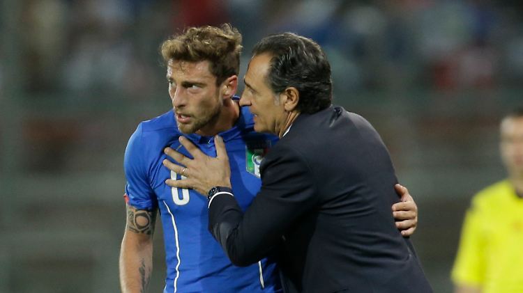 Mamma mia! Italiens Coach Cesare Prandelli textet Claudio Marchisio zu. 