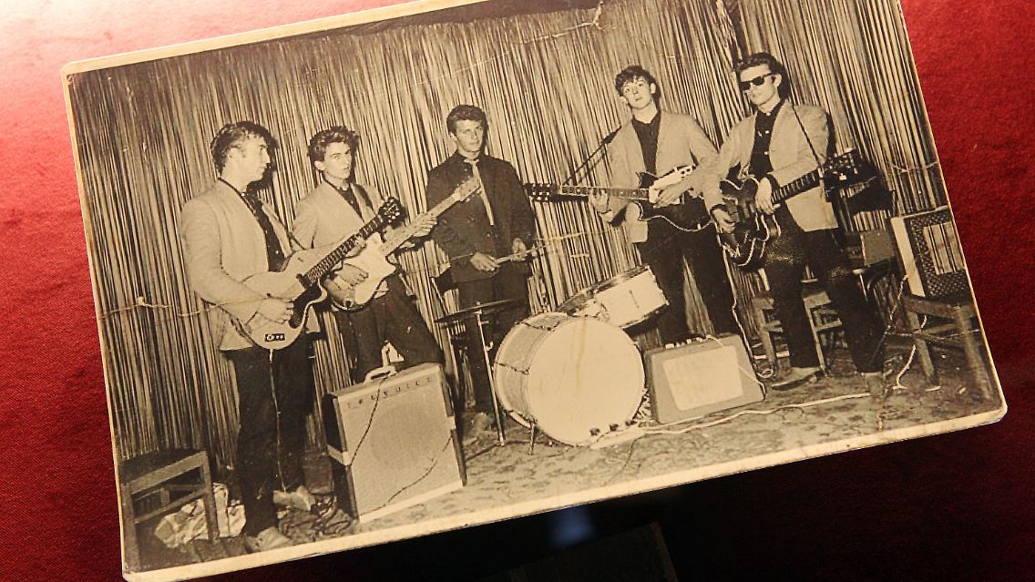 Foto der Beatles bei ihrem ersten Auftritt im Club "Indra", ausgestellt im Beatlemania-Museum in Hamburg: Vor 50 Jahren hatten die damals noch unbekannten Beatles ihren ersten Auftritt in Hamburg.