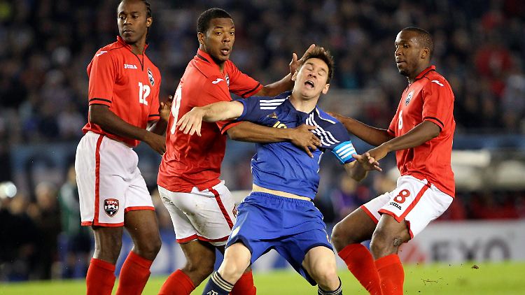 Die Leiden eines Superstars: Drei Spieler von Trinidad und Tobago "betreuen" Lionel Messi. 