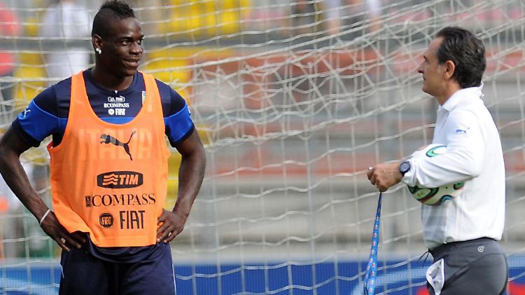 Italiens "Enfant Terrible" Mario Balotello mit Coach Cesare Prandelli.