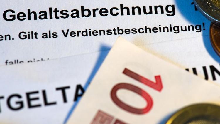 Schulden tilgen, Versichern und Sparen: Diese Punkte sind für Azubis besonders wichtig.  