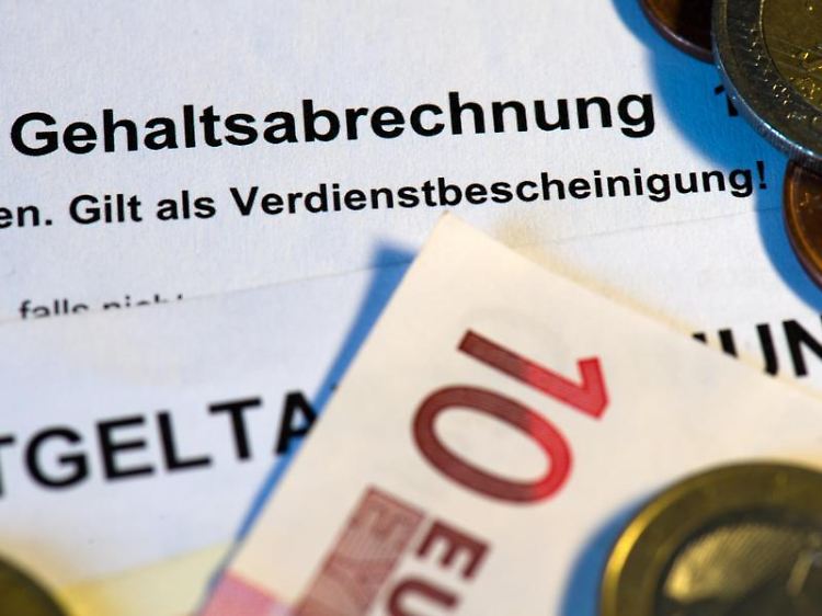Schulden tilgen, versichern und sparen: Diese Punkte sind für Auszubildende besonders wichtig.