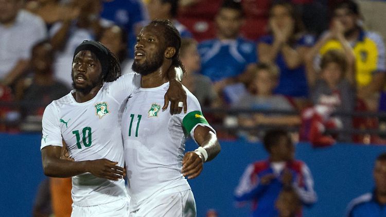 Torschützen unter sich: Gervinho und Didier Drogba.