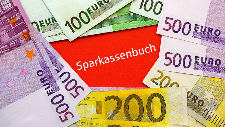 Das gute alte Sparbuch bringt den Sparkassen kein Gewinn mehr ein.