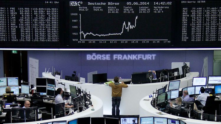 Am Nachmittag gelingt der Sprung: Der deutsche Leitindex Dax spitzt kurz über die Marke bei 10.000 Punkten.