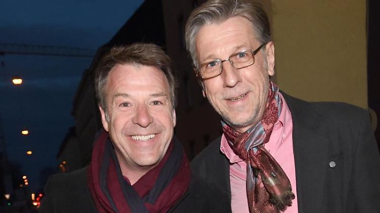 Patrick Lindner (l) und sein Lebensgefährte Peter Schäfer. Foto: Felix Hörhager