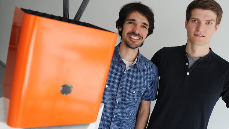 Eine Privat-Cloud gegen die Neugier der NSA: Die beiden Protonet-Gründer Ali Jelveh  und Christopher Blum neben einem ihrer privaten Mini-Server.