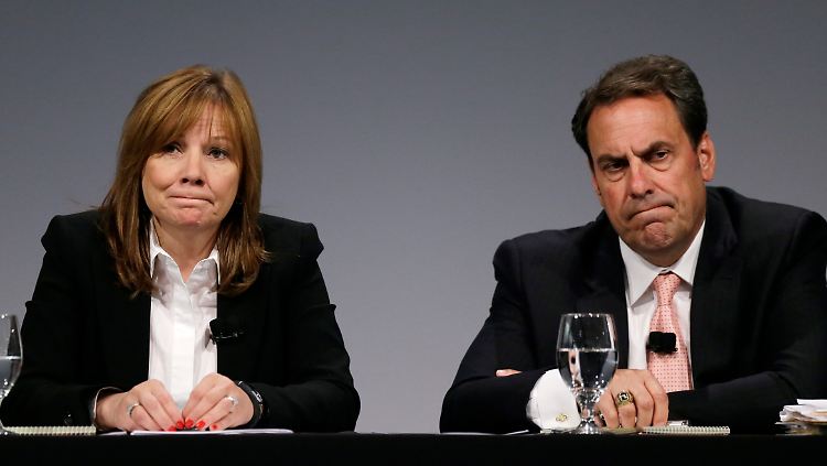 "Brutal hart und zutiefst beunruhigend" nennt Mary Barra (l.) den Bericht, den sie an der Seite von GM-Vize Mark Reuss der Belegschaft vorstellte.