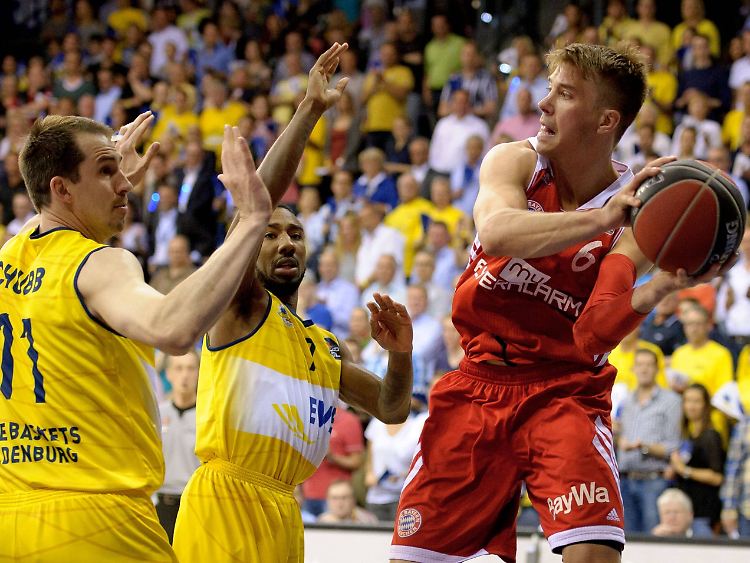 Münchens Steffen Hamann sucht einen Anspielpunkt.