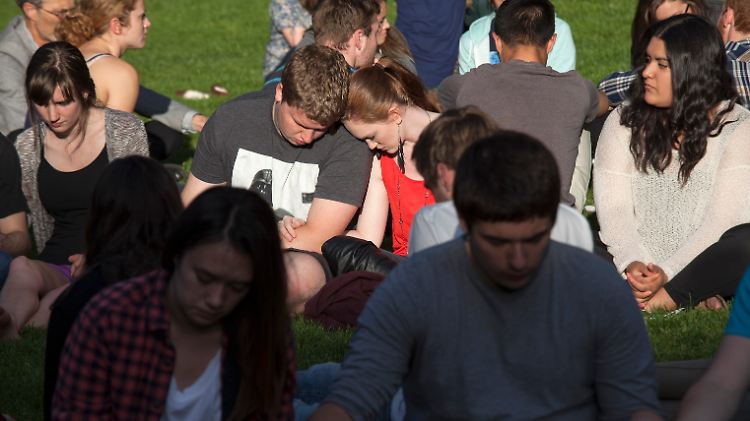 Die Studenten der christlichen Universität beten für die Opfer der Schießerei.