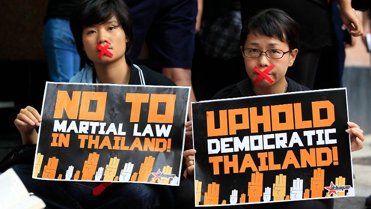 Auch wenn ihr Protestanführer von der Militärführung verhaftet wurde, demonstrieren die Menschen in Thailand weiter.
