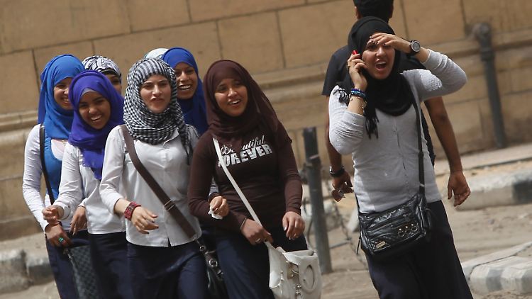 Junge Mädchen bewegen sich am liebsten in der Gruppe, um bei sexueller Anmache nicht allein zu sein.