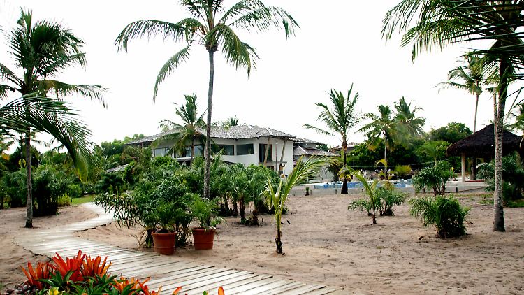 Bungalows unter Palmen: So wohnen die deutschen Kicker.