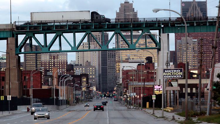 Ein Blick in die vielfältige Wirtschaftslandschaft der USA: Jefferson Avenue in Detroit, Michigan.
