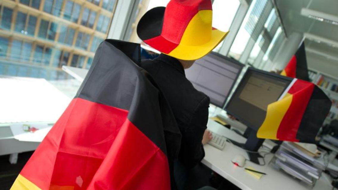 Schwarz-Rot-Gold im Büro: Bevor Arbeitnehmer ihren Arbeitsplatz schmücken, sollten sie das mit dem Chef abklären.