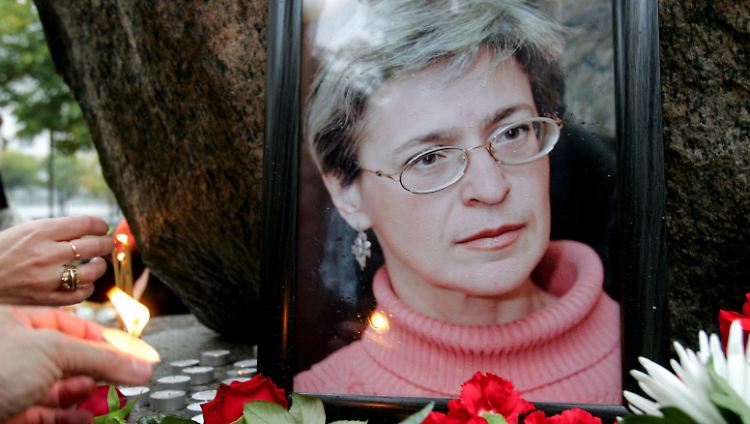 Die Ermordung von Anna Politkowskaja erschütterte Menschen in aller Welt. In St. Petersburg wurde ihrer mit Blumen und Kerzen gedacht.