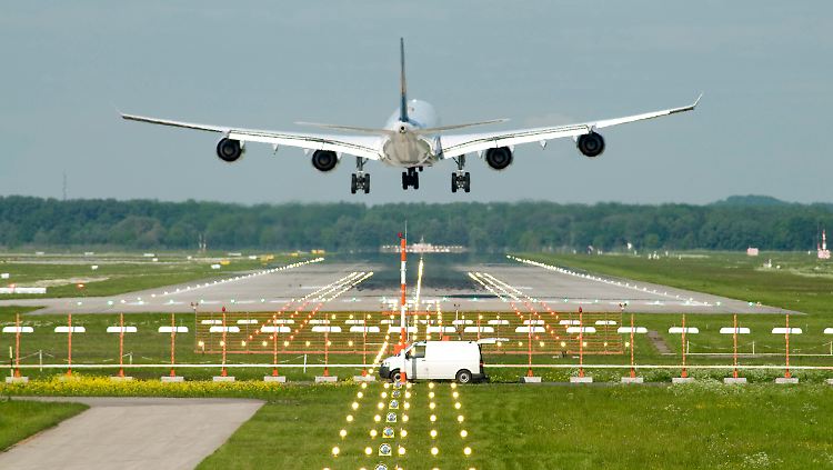 Hohe Ansprüche ans Personal: Wer bezahlt für die Flugsicherung?