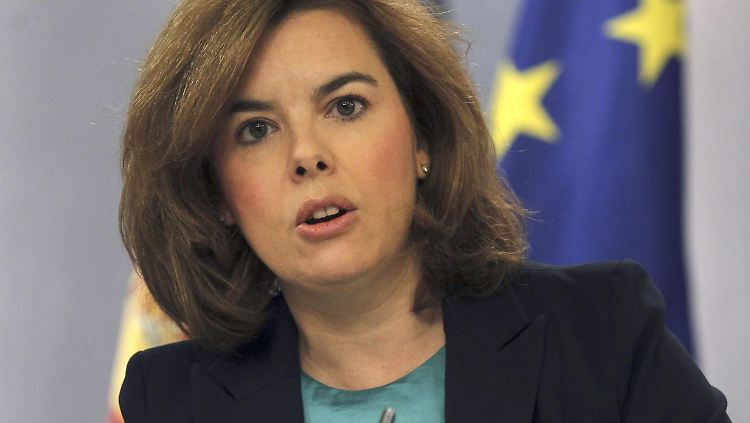Die stellvertretende Premierministerin Spaniens, Soraya Saenz, erklärt die Beschlüsse des Kabinetts. 
