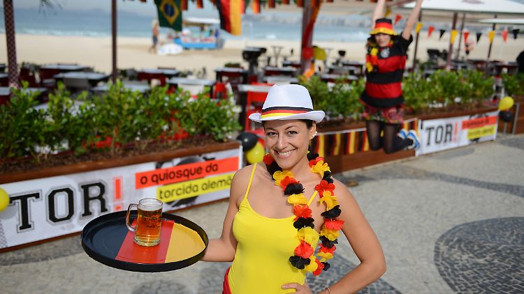 Mit Freibier lockt die Bar des Konsulats am Strand von Rio. 