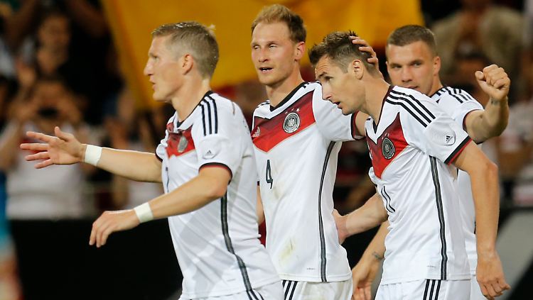 Benedikt Höwedes streichelt Miroslav Klose. Der Routinier ist nun alleiniger DFB-Rekordschütze.