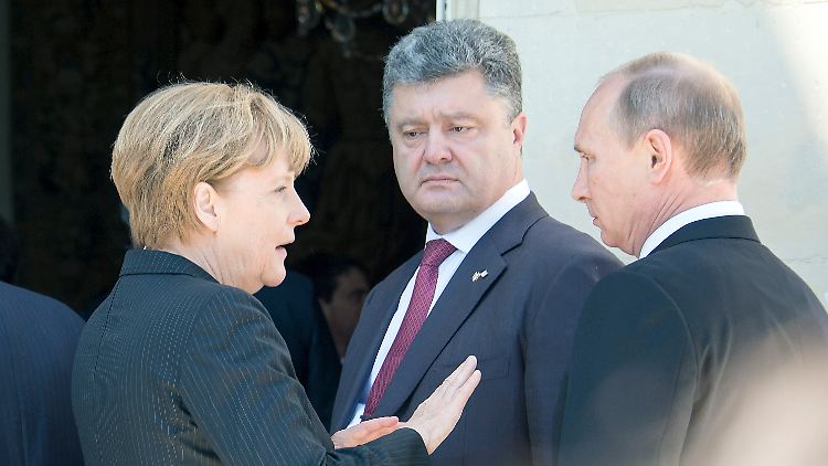 Petro Poroschenko und Wladimir Putin sprechen in Frankreich miteinander. Angela Merkel vermittelt.