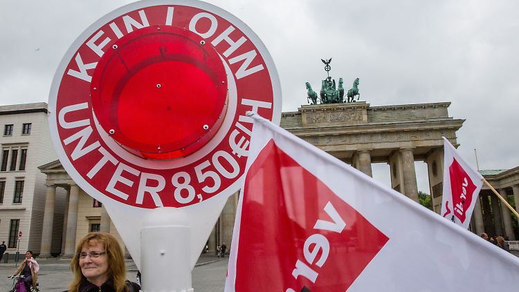 Mitglieder des DGB demonstrieren am Tag der 1. Lesung des Gesetzentwurfs im Bundestag vor dem Brandenburger Tor in Berlin für einen flächendeckenden Mindestlohn.